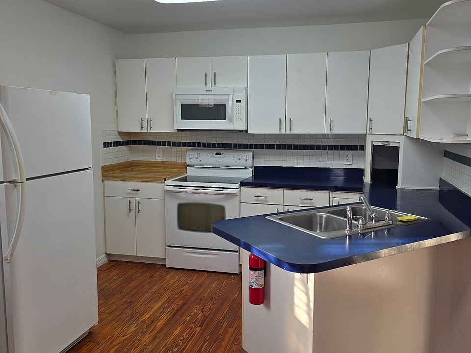Full Kitchen With Dinette Area.