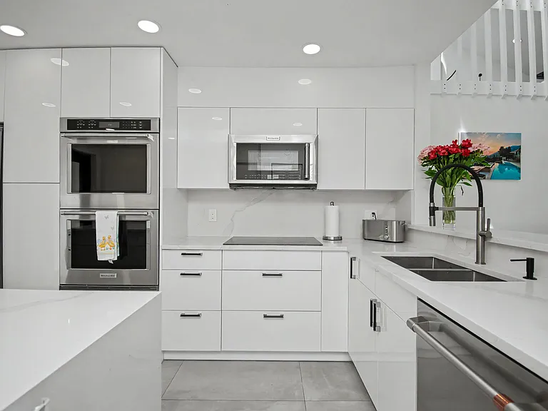 6602 Thornhill Ct — Photo 8