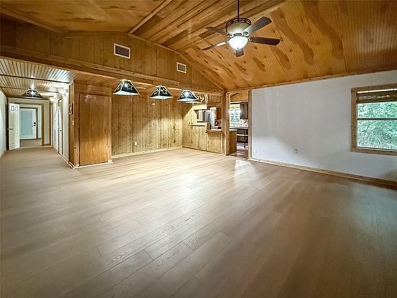 4th image of 207 Arrowcrest Dr