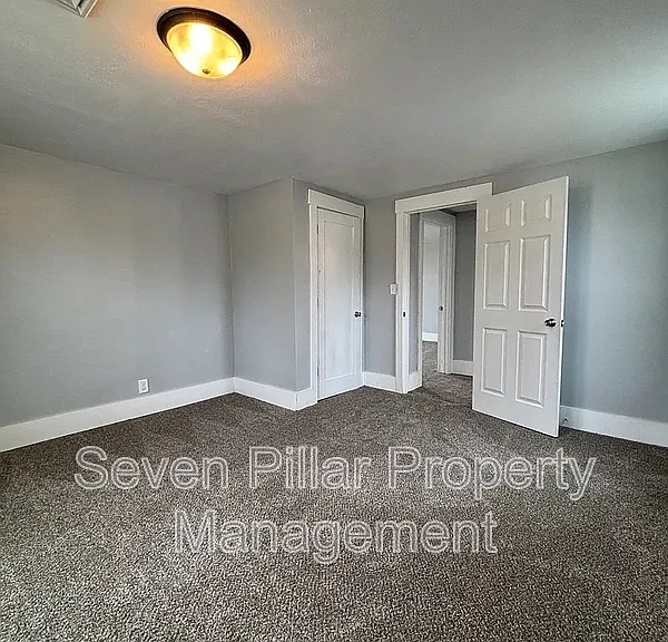 703 E 4th St — Photo 6