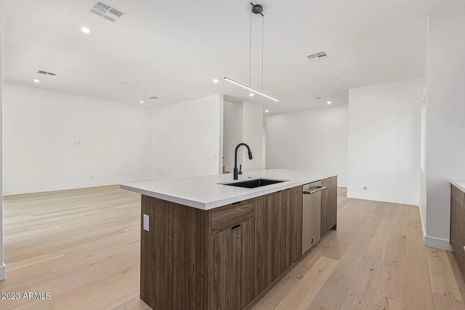 4 bed, 2648 sqft, $4,499 — Photo 4