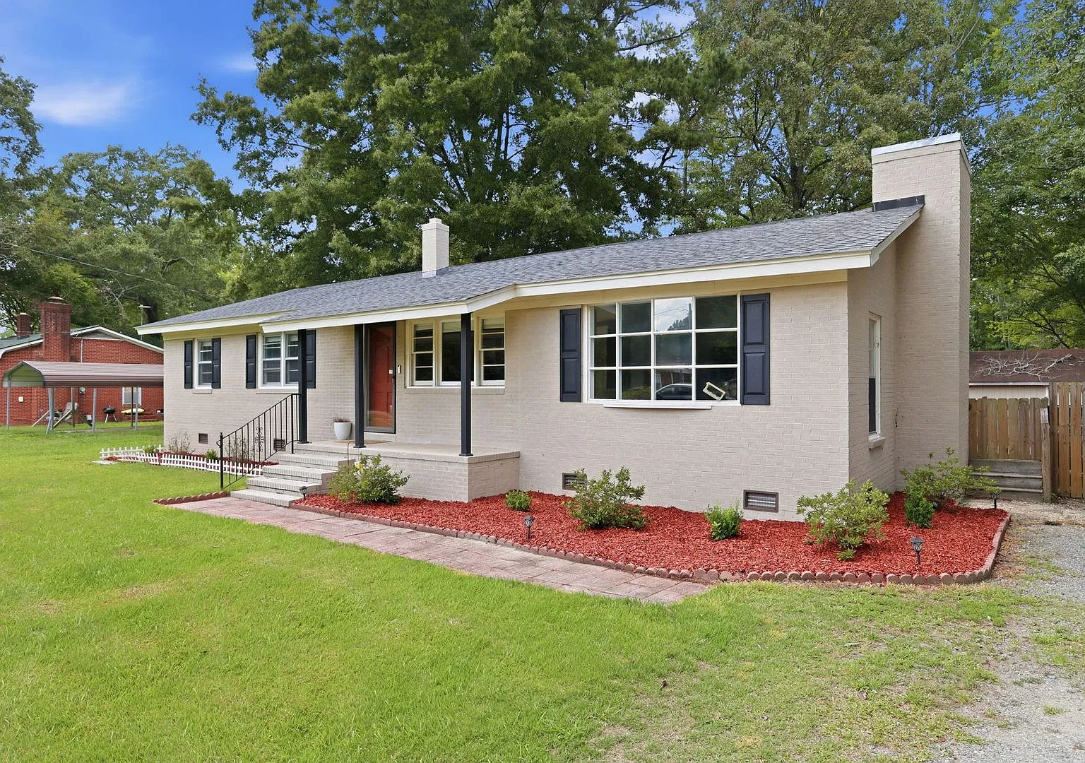 Charming 3 Bed 2 Bath Ranch in Fayetteville — Photo 2