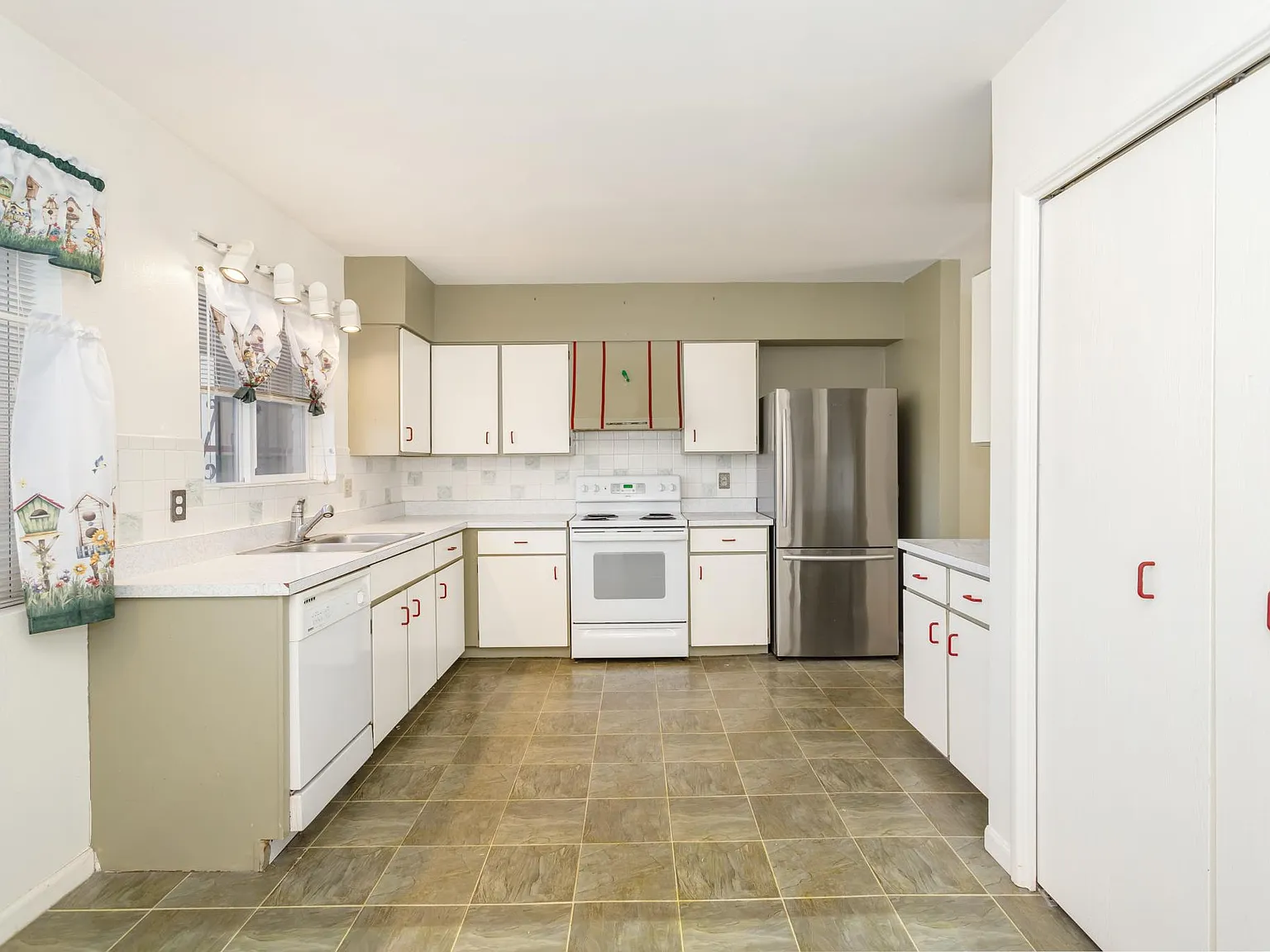 2 bed, 1296 sqft, $1,350 — Photo 4