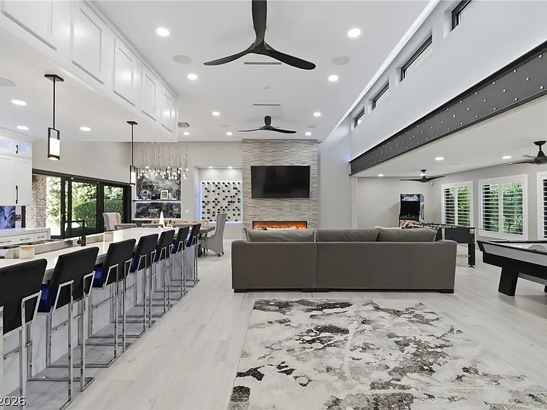 300 E Lacy Ln — Photo 10
