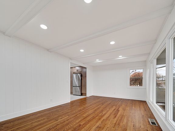 5th image of 5009 Hillsdale Ave
