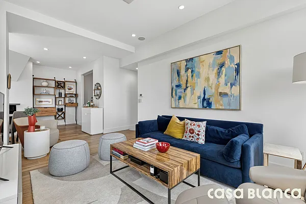 Living room, photo 2