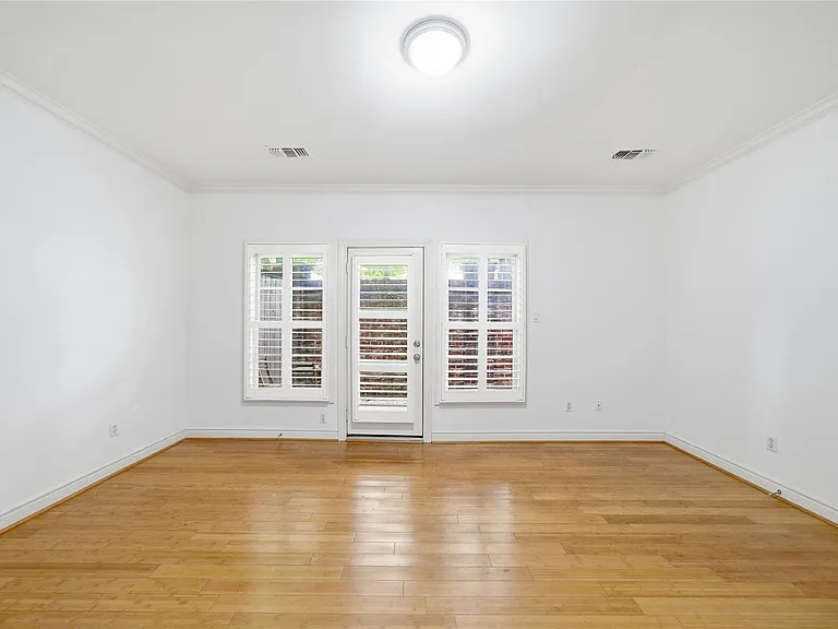 1329 Hyde Park Blvd — Photo 5