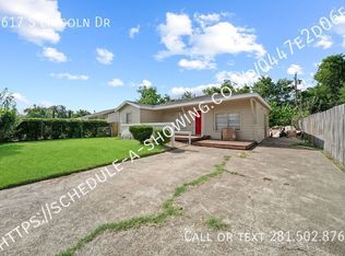 6617 S Lincoln Dr, Hitchcock, TX 77563