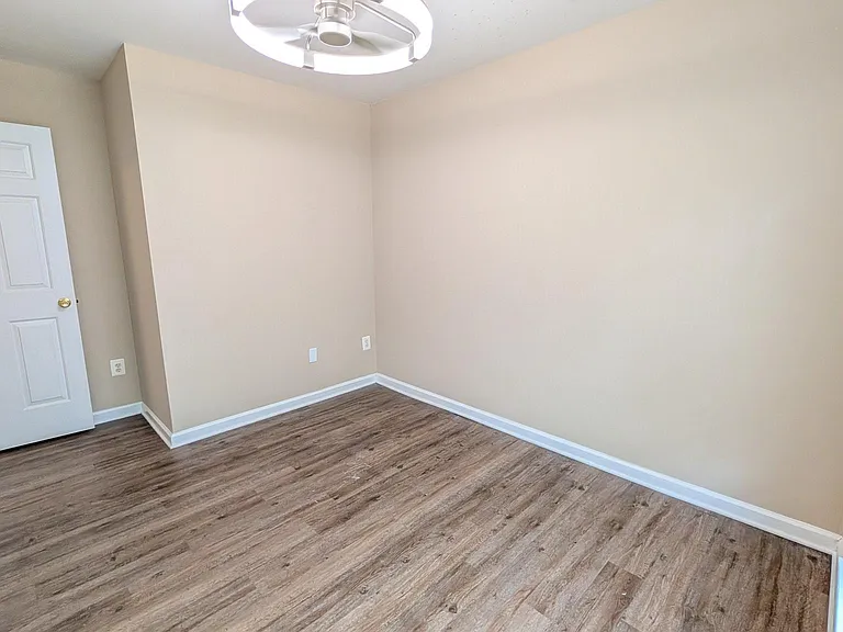 211 Shirley Sq SE — Photo 26