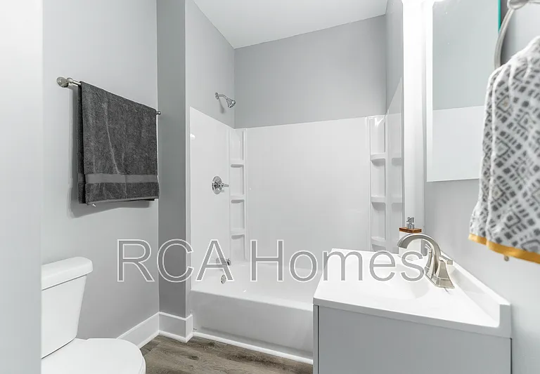 2831 N Kenwood Ave #8 — Photo 10