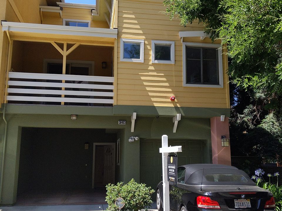 Front with 1 car port, 2 parking spaces on driveway