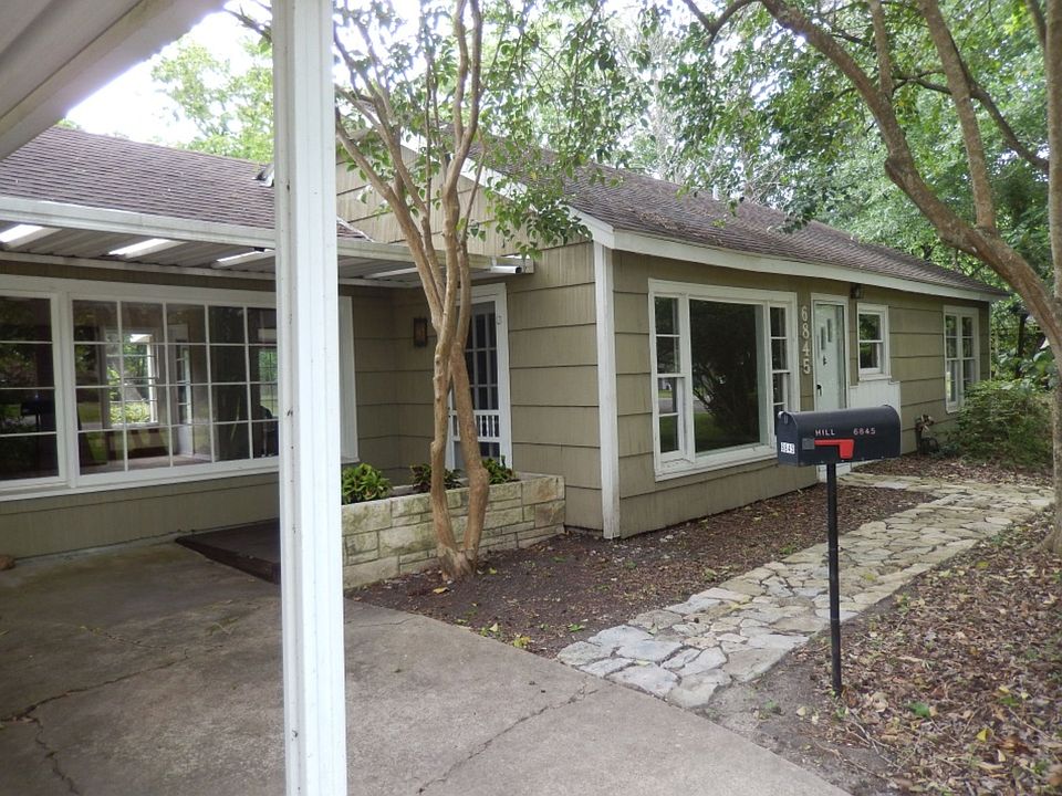 Welcoming front entry