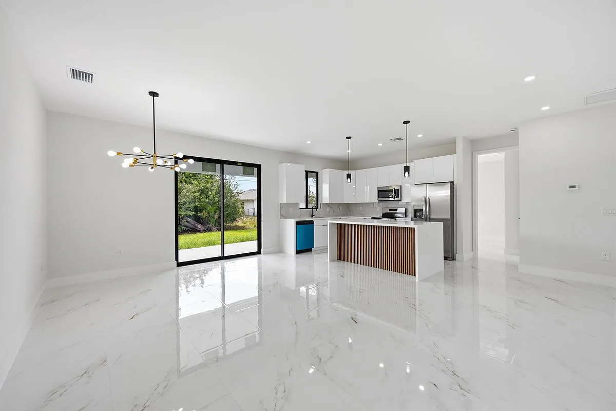 3 bed, 2.0 bath, 1308 sqft, $2,200 — Photo 4