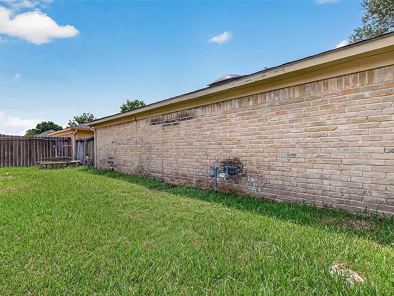 2523 Creekway Cir — Photo 39