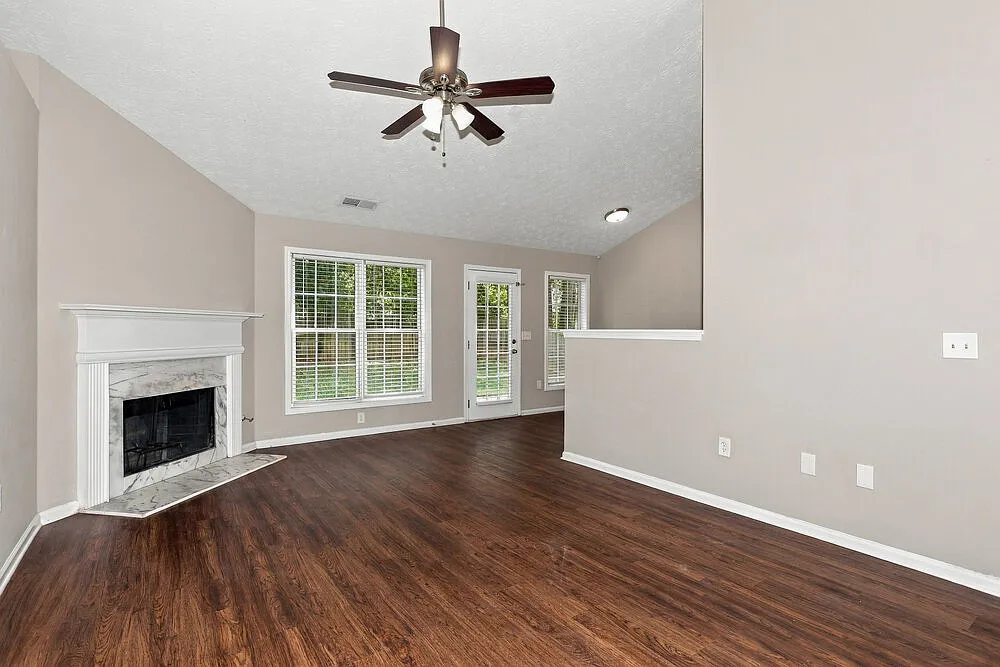3 bed, 3.0 bath, 1844 sqft, $2,015 — Photo 3