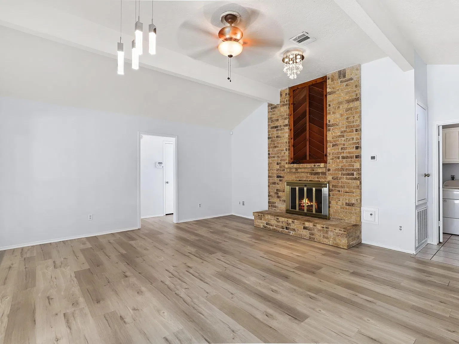 2 bed, 2.0 bath, 1416 sqft, $1,800 — Photo 2