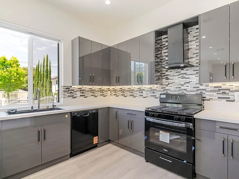10654 Nassau Ave — Photo 12