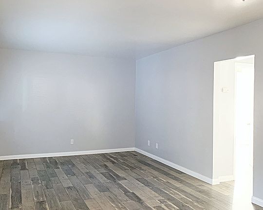 4th image of 992 N Los Robles Ave