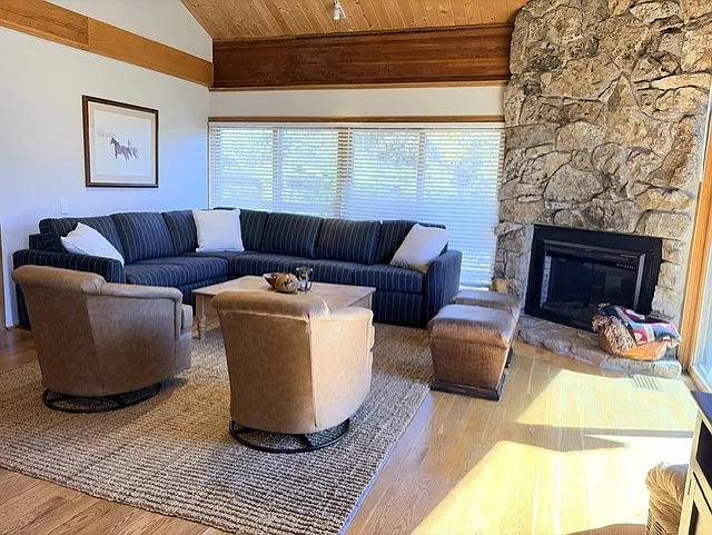 4 bed, 2385 sqft, $22,500 — Photo 4