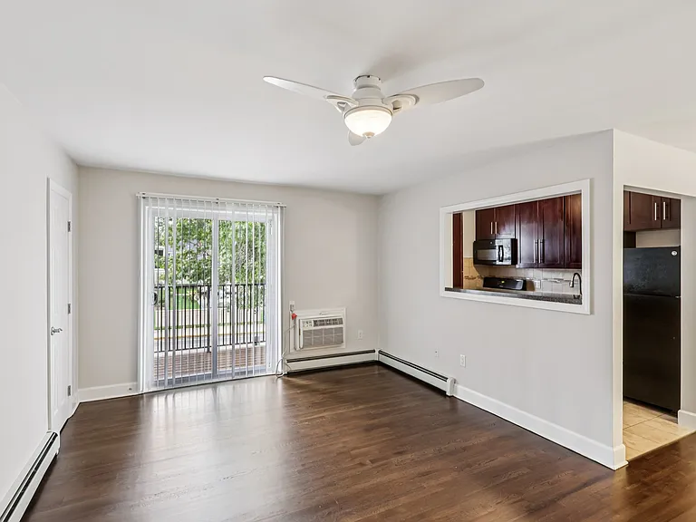 Queens Gardens Apartments — Photo 15