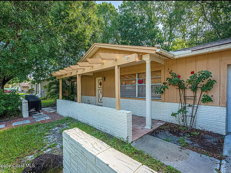 82 Haven Dr — Photo 2
