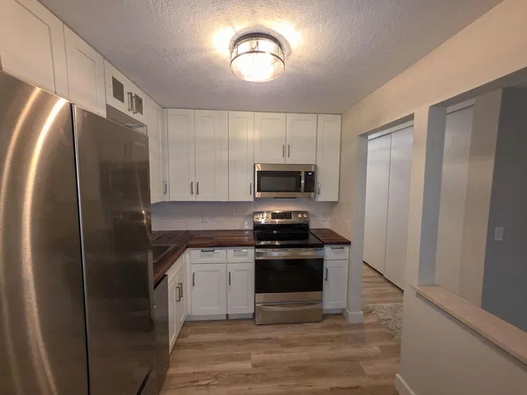 5627 Green Circle Dr APT 121, Minnetonka, MN 55343
