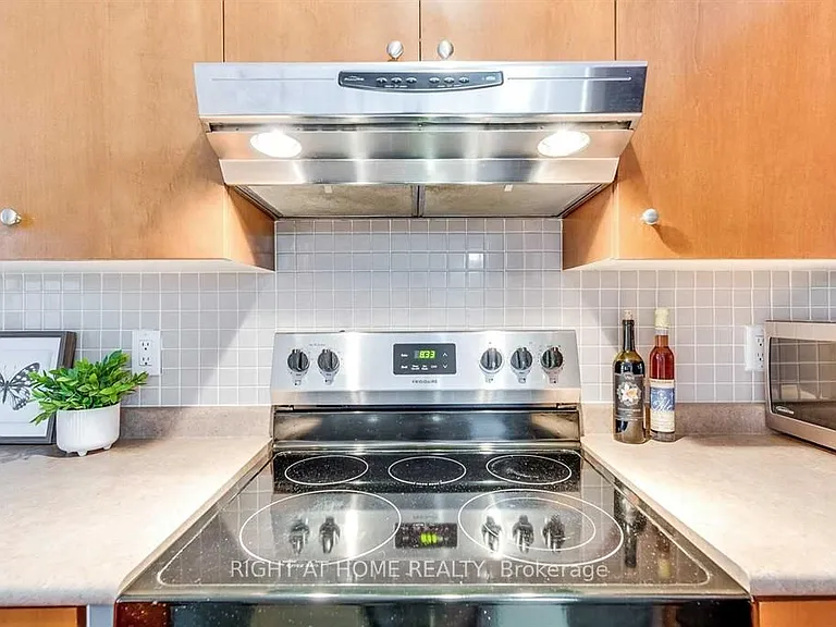 415 Jarvis St #327 — Photo 13