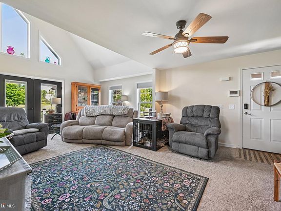 4th image of 12 Melissa Ln
