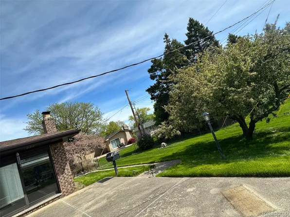 36086 English Dr, Sterling Heights, MI 48310