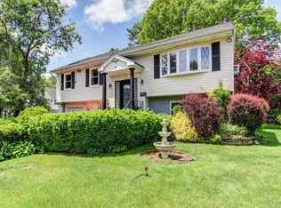 611 Livingston St, Westbury, NY 11590