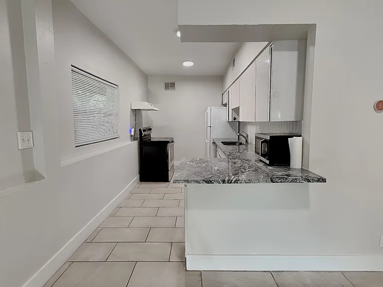 3801 1/2 W Palmira Ave — Photo 2