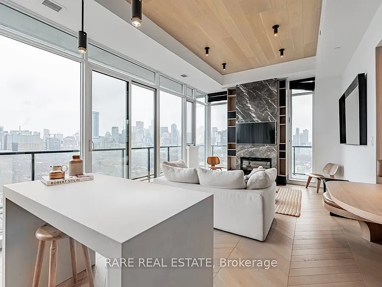 297 College St #Penthouse 5 — Photo 4
