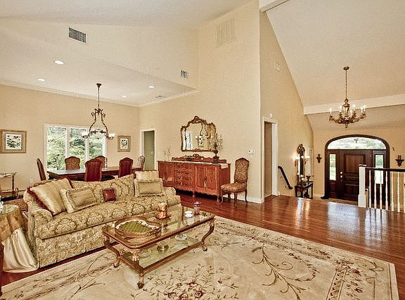 3rd image of 25 Crestview Dr