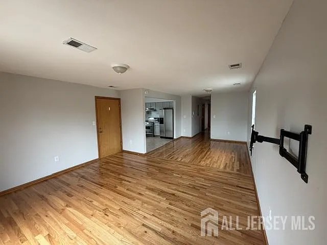 817 Jackson Ave — Photo 3