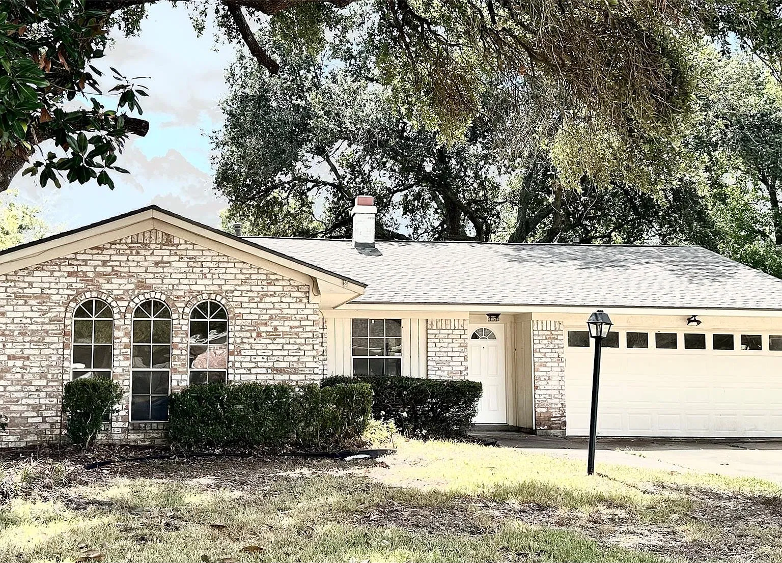 4 bed, 2.0 bath, 2096 sqft, $2,100 — Photo 1