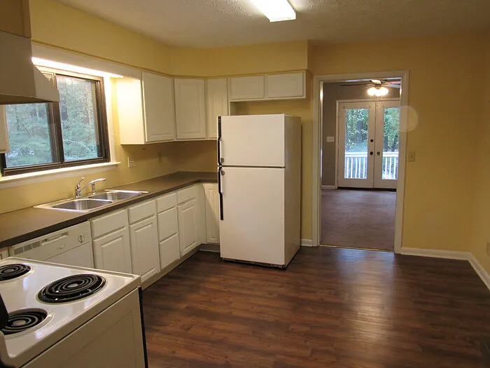 3 bed, 2.0 bath, 1525 sqft, $1,950 — Photo 3
