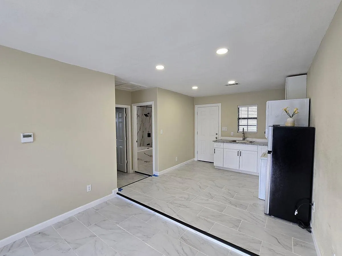 Photo 2 of 7 - 8703 Berndale St #1 - Houston, TX Building Photo - 8703 Berndale St #1
