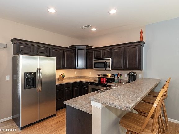 5th image of 424 Cambria Dr