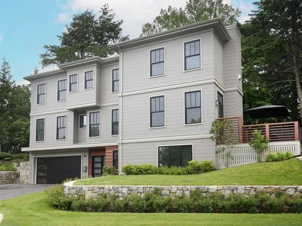 10 Doris Cir, Newton, MA 02458