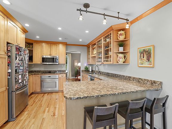 3rd image of 1115 Edgcumbe Rd