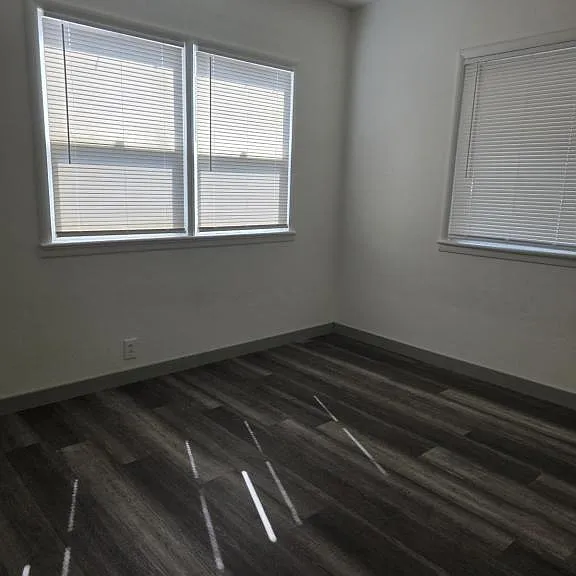 511 SE K St — Photo 2