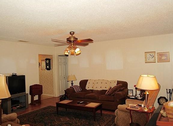 4th image of 1801 Broadmoor Dr