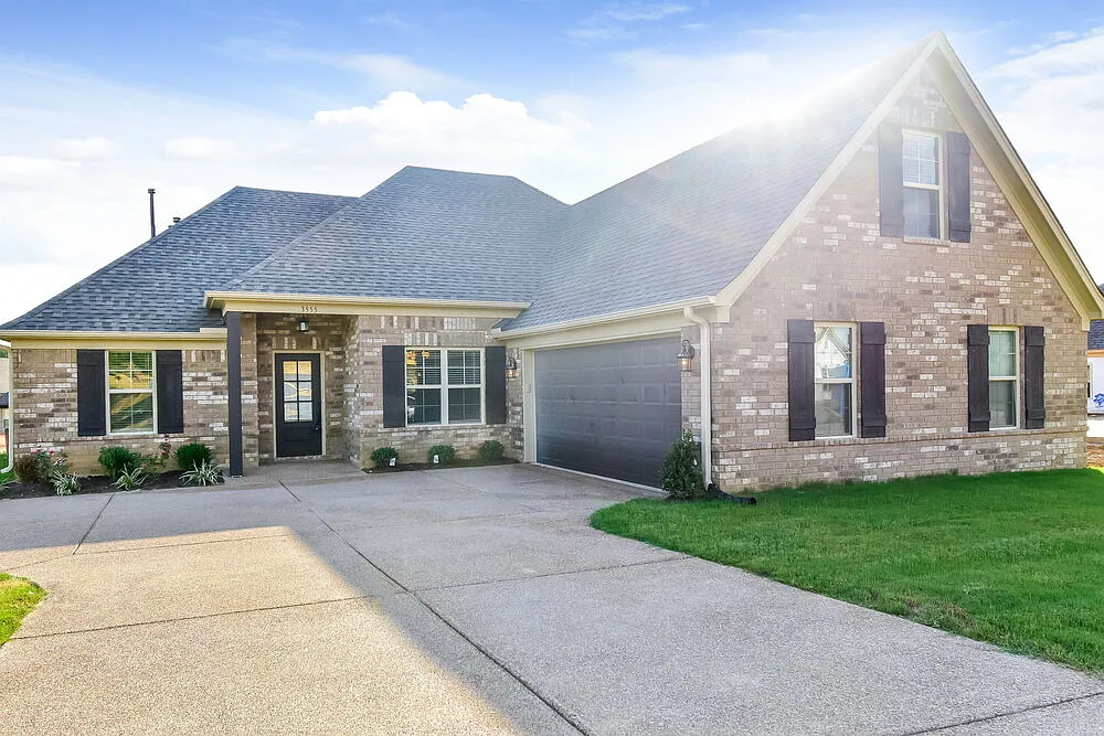 4 bed, 2.0 bath, 1979 sqft, $2,335 — Photo 1