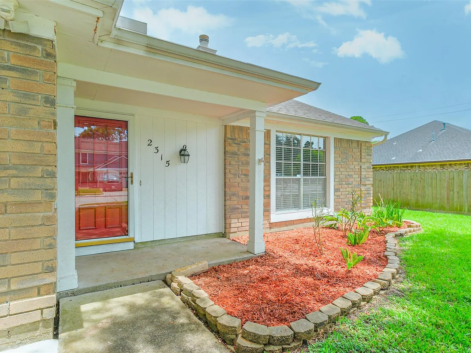 3 bed, 2.0 bath, 1696 sqft, $2,200 — Photo 2