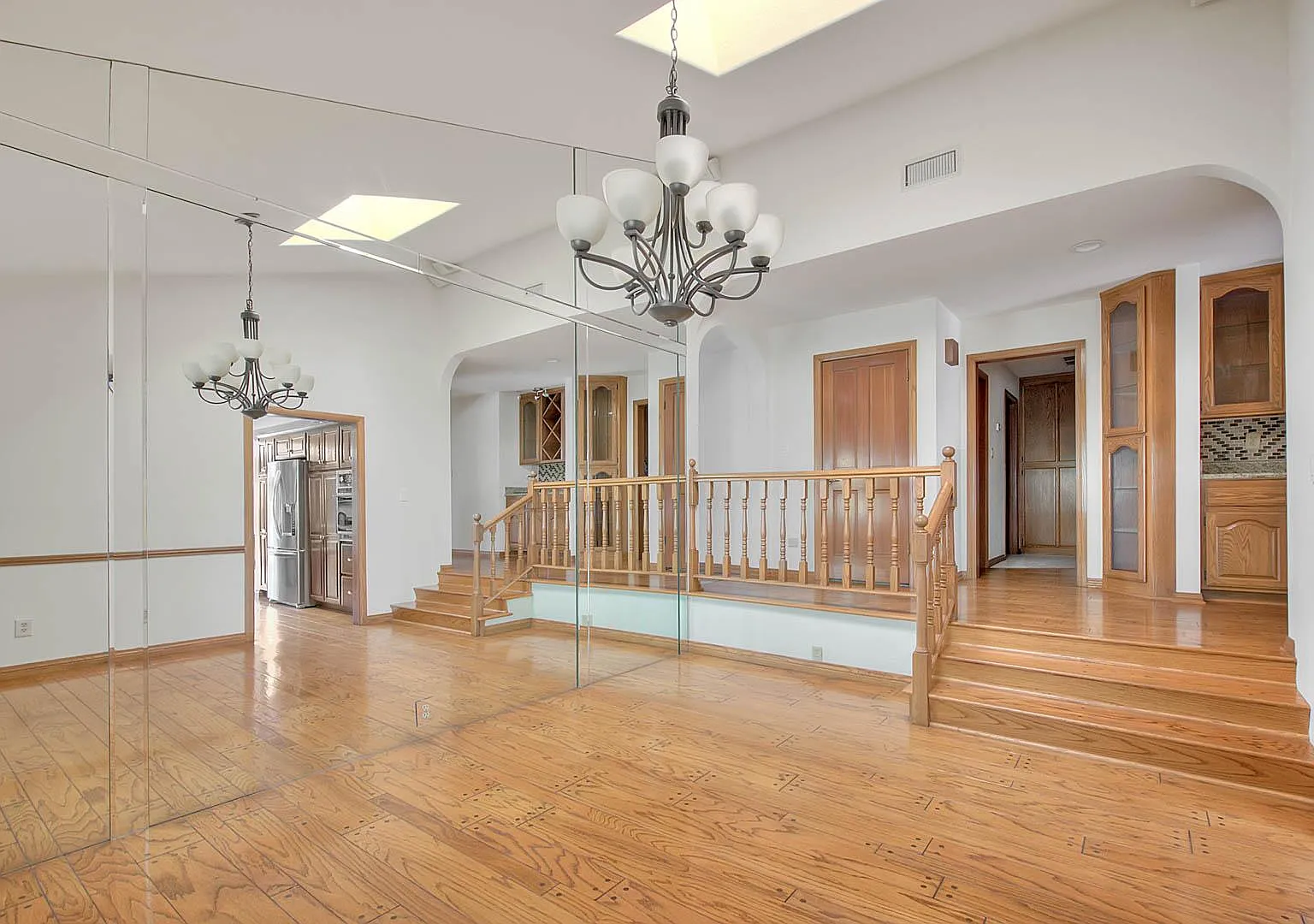 3 bed, 2.5 bath, 2400 sqft, $9,000 — Photo 4