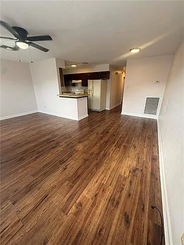 3 bed, 1.0 bath, 900 sqft, $1,600 — Photo 2