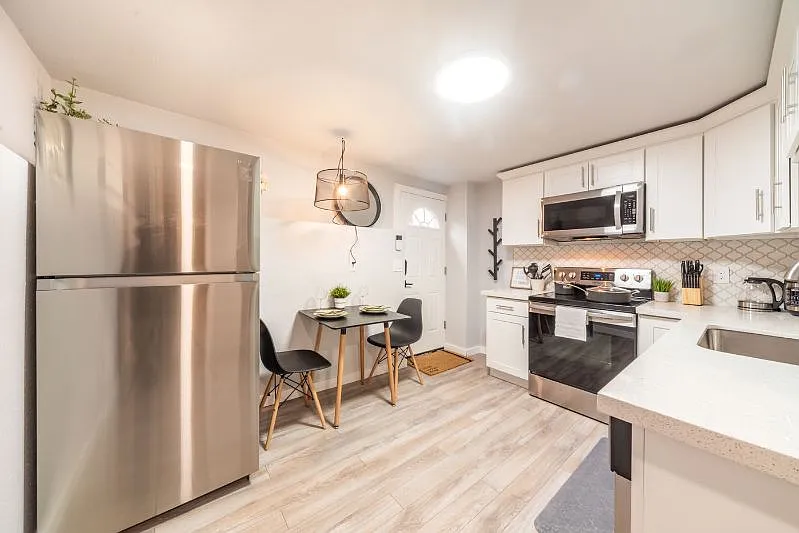 2 bed, 1000 sqft, $2,300 — Photo 3