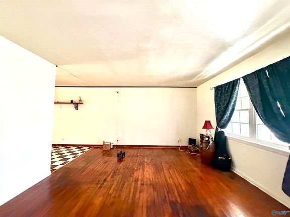 3rd image of 1009 Cornelia Cir