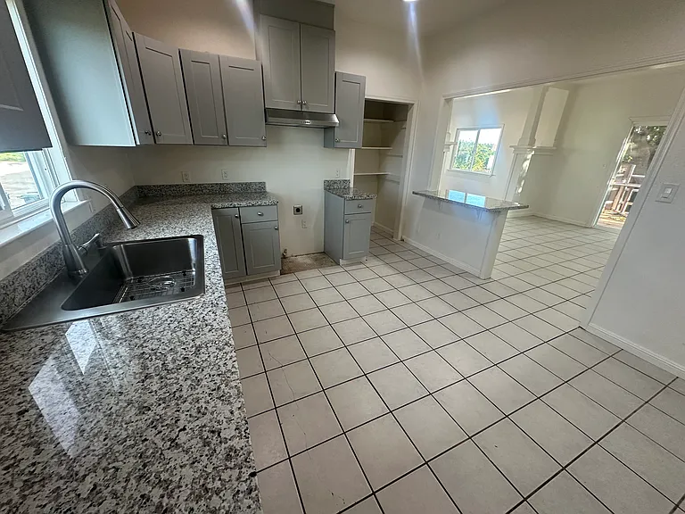 9695 E Tulare Ave — Photo 8