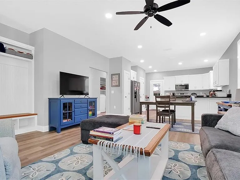 1115 E Broad St — Photo 3